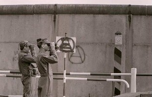 US-Hubschrauberpiloten an der innerdeutschen Grenze : US-Hubschrauberpiloten stehen am 3. Oktober 1988 an der innerdeutschen Grenze bei Phillipsthal