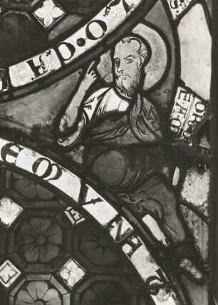 Erfurt. Barfüßerkirche. Chor, Farbige Glasfenster (nach der Restaurierung 1960), Nordostfenster, Mittelbahn. Zeile 9: Zwei sitzende Propheten. Ausschnitt: rechter Prophet