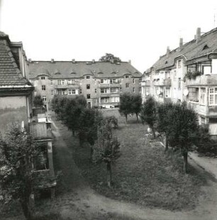 Dresden-Trachau. Wohnsiedlung des Bauvereins Kleinwohnungsbau (1919/1921; O. Schubert). Wohnhaus, Wilder-Mann-Straße 21 b und Wohnzeilen, Stephanstraße 18/22 und Kopernikusstraße 21/15. Hofansicht mit Grünanlage