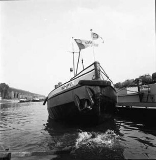 Bunkerboot "Hummel" im Karlsruher Rheinhafen, das als "schwimmende Tankstelle" Motorschiffe mit Treibstoff versorgt.