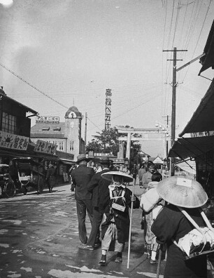 Kyoto. Straßenbild mit großem Torii (24,2 m hoch) des Heian-jingū (1895)