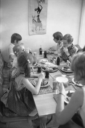 Hähnchenfest für die Kinder des städtischen Kinderheims in der Sybelstraße, veranstaltet vom Geflügelzuchtverein Grünwinkel und der Fleischergenossenschaft Karlsruhe
