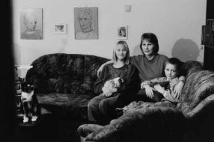 Familie B. (Journalistin) im Wohnzimmer mit Haustieren