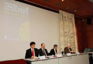 Pressekonferenz. Kai Schulz, Pressesprecher der Stadt Dresden, Dirk Hilbert, Erster Bürgermeister Dresdens, Prof. Dr. Hans Müller-Steinhagen, Rektor der TU Dresden, und Prof. Dr. Thomas Bürger, Generaldirektor der SLUB, beantworten Fragen