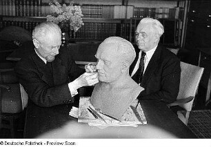 Wilhelm Pieck sitzt Modell für eine Büste