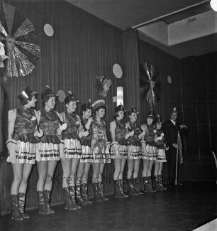 Karneval: Hotel Oldesloer Hof, Saal: Prunksitzung: Veranstalter Oldesloer Männerchor von 1844, Oldesloer Singakademie von 1946: Bühne: Auftritt der Mädchengarde mit Tanzmariechen, hinten rechts Zeremonienmeister, 8. Februar 1964