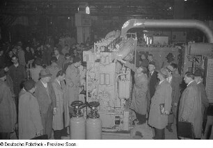 Besucher an einem Ausstellungsobjekt (Maschine) auf der Technischen Messe