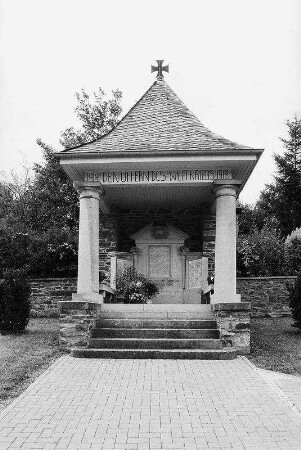Ehrenmal (Gedenkstätte auf Friedhof); Weilrod, Weilburger Straße 14