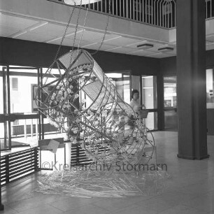Foyer: Kronleuchter von Wolfgang Tümpel: abgestürzt
