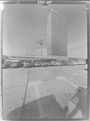 Berlin-Mitte, Alexanderplatz 7. Interhotel Stadt Berlin (Park Inn by Radisson, 1967-1970; R. Korn). Ansicht von Nordost