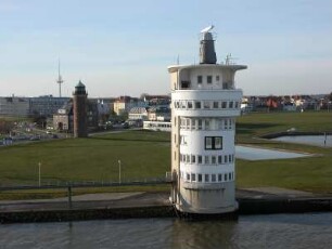 Cuxhaven - Hafengelände mit Lotsenturm : Lotsenturm im Seehafen von Cuxhaven, aufgenommen am 24. November 2004