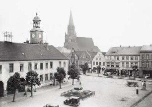 Treptow, Marktplatz : Treptow (Trzebiatow/Polen). Markt mit Rathaus und Denkmal für die Gefallenen des Krieges 1870/71. Blick nach Nordnordost