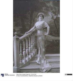 Frau in Kleid