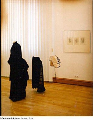 Damenkleid im Stil der Gründerzeit (2002/2003; M. Knoch), Turnüre (2002/2003; K. Kraus), Turnüre (Cul de Paris - 2002/2003; S. Bartels) und "Straßenszenen" (1. Dr. 20. Jh.; M. Junge)
