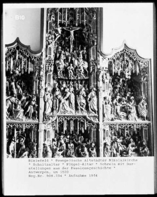 Schnitzaltar — Schrein mit Darstellungen aus der Passionsgeschichte