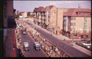 Wagenkolonne und Zuschauer am Straßenrand beim Besuch von John F. Kennedy in Berlin 1963