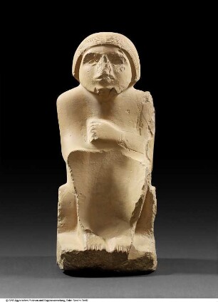 Statue eines sitzenden Mannes in langem Mantel ("Abusir-Mann"/ "Gelber Mann")