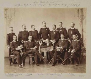 11 Oberleutnante des Grenadier-Regiments Nr. 119, in Uniform teils mit Orden, stehend oder sitzend um Tisch, Brustbilder in Halbprofil