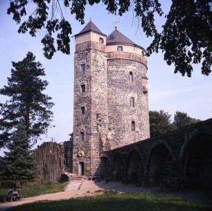 Burg Stolpen : Stolpen. Burg mit Johannisturm (Coselturm) in dem Gräfin von Cosel 49 Jahre lebte. Links: Basaltstein Gruppierungen