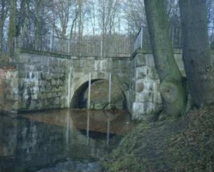 Schlosspark: Brücke des Mühlenredder über Abfluss des Schlossgrabens: Seitenansicht von Südosten