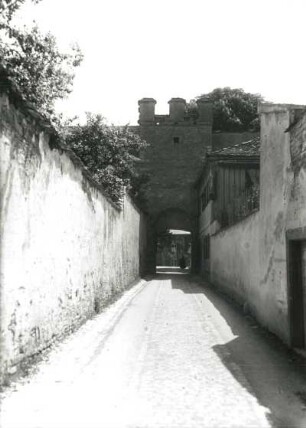 Eichstätt, Katzengäßchen : Eichstätt. Katzengäßchen. Blick durch ein Tor in der Stadtmauer