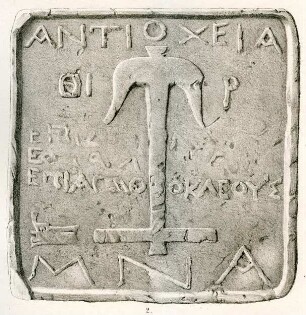 Mine aus Antiochia. Quadratisches Bleigewicht mit Anker und Schiffsvorderteil sowie griechischer Inschrift: ΑΝTΙΟXEIΑ … … MNA