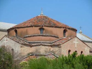 Venedig - Kirche auf Torcello : Aussenansicht der griechisch-byzantinischen Kirche S. Fosca. Aufgenommen am 25. Juni 2010 auf der Insel Torcello in der Lagune von Venedig