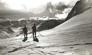Berner Alpen. Lötschental mit Skihochtouristen. Blick von der Lötschenlücke