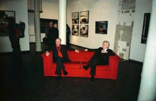 Kulturzentrum Marstall: Eröffnung der Ausstellung "Die Rote Couch" von Horst Wackerbarth am 18. Januar 2009: Künstler Horst Wackerbarth und Landrat Klaus Plöger auf der roten Couch