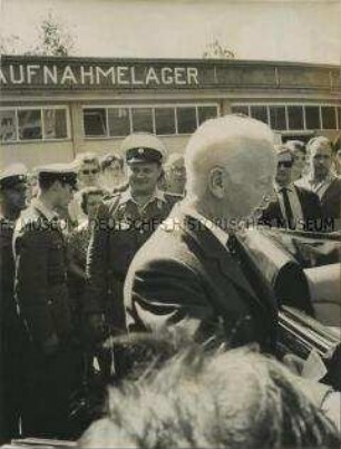 Bundespräsident Heinrich Lübke besichtigt das Notaufnahmelager Berlin-Marienfelde