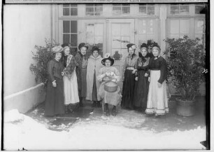 Fasnacht im Josefinenstift (Klösterle) 1931; Acht verkleidete Frauen