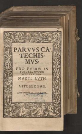 PARVVS CA=||TECHIS=||MVS.|| PRO PVERIS IN || SCHOLA, NVPER || AVCTVS PER || MARTI.LVTH.||[Übers.v. Johannes Sauermann]