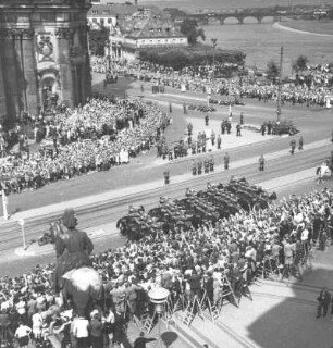 Dresden, Schloßplatz. Einzug der 4. Division in Dresden, 9. August 1940