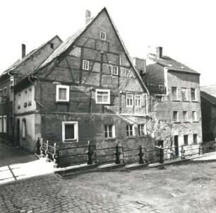 Pegau, Salzgasse 3. Wohnhaus (um 1790). Eckansicht über den Mühlgraben