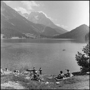 Hintersteiner See: Badegäste an kleiner Bucht, von oben