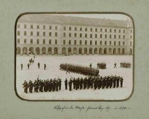 Aufzug der Wache im Hof der grossen Infanteriekaserne vor Spielmannszug, Garnison Stuttgart, 1890, Grenadier-Regiment Nr. 119