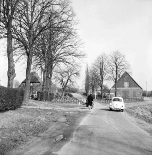 Dorfstraße: hinten Mitte Wirtschaftsweg nach Altenweide: davor Frau mit Kinderwagen und Kind, rechts Pkw: links Baumreihe: im Hintergrund Bauernhäuser