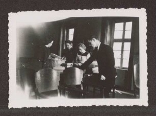 Das Hauptamt packt Feldpostpäckchen. Detmold. Marktplatz. Papierabzug