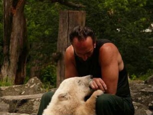 Berliner Zoo, der kleine Eisbär Knut spielt mit der Hand von Pfleger Thomas Dörflein, 22. Juni 2007