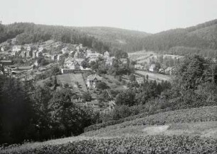 Ruhla, Stadtteilansicht : Ruhla. Stadtteilansicht (Hangsiedlung zwischen Dornsen- und Bermbach-Tal). Blick von der "Schönen Aussicht" über das Erbstromtal nach Südwesten gegen Hinteren und Vorderen Engestieg