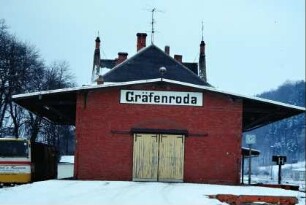 Bahnhof: Giebelseite des Güterschuppens mit Schiebetor