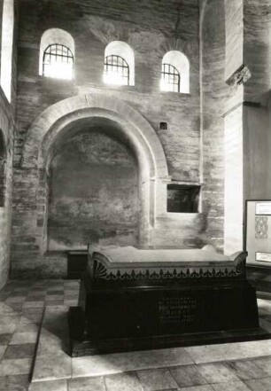 Kiew. Kirche des Erlösers an den Ulmen (E. 11. Jh.). Inneres mit Gruft in der Nordecke des Narthex