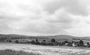 Hochkirch-Rodewitz. Blick von der Windmühle auf Hochkirch, im Vordergrund Wawitz