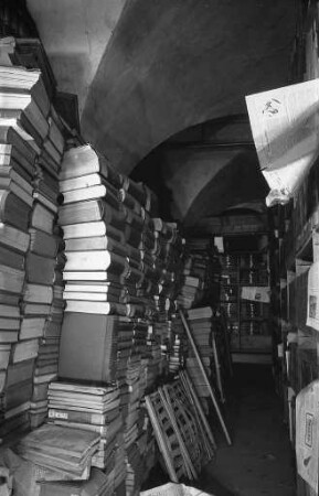 Unzureichende Aufbewahrung der Bücher der Badischen Landesbibliothek im Gebäude Maximilianstraße 1.