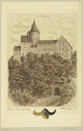 Das Schloss in Scharzenberg im Erzgebirge, Blick aus südlicher Richtung, mit sächsischem Wappen