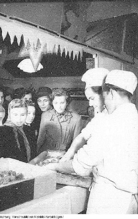 Dresden, Kurt-Fischer Platz (Olbrichtplatz), Nordhalle, Weihnachtsmesse, Eröffnung der Weihnachtsausstellung im Beisein von Martin Andersen-Nexö, 1. Dezember 1951