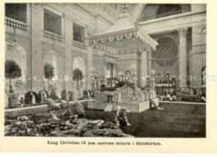 Aufbahrung des verstorbenen dänischen Königs Christian IX. in der Schlosskirche