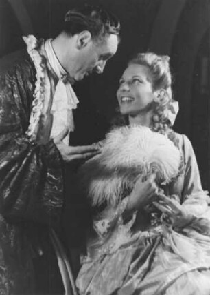 Hamburg. Thalia-Theater. Die Schauspieler Karin Jacobsen (1924-1989) und Willy Maertens (1893-1967) während einer Aufführung der Komödie "Tartüff" 1946