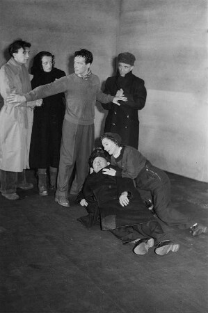 Szenenbilder aus dem Drama "Der Gesang im Feuerofen" von Carl Zuckmayer am Schillertheater Berlin : Szene mit Peter Mosbacher (3. von links)