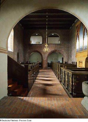 Rødby. Tirsted Kirke (13. Jh.). Inneres nach Westen